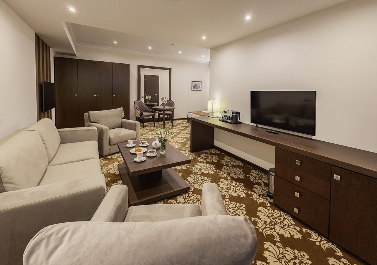National By Stellar Hotels, Jerevan Buitenkant foto Suite